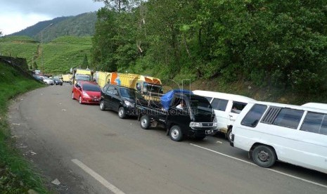  Ratusan mobil terjebak kemacetan akibat longsor tebing di Ciloto Puncak, Jabar,Kamis (10/1).(Republika/Musiron)