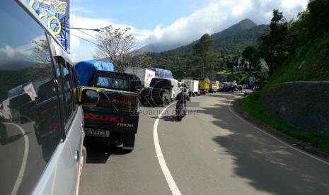  Ratusan mobil terjebak kemacetan akibat longsor tebing di Ciloto Puncak, Jabar,Kamis (10/1).(Republika/Musiron)