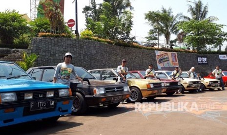 Ratusan mobil tua atau retro dari Jabar, DKI Jakarta dan Banten ditampilkan dalam ajang Suka Retro Bumi Classic 2018 di Gedung Widaria Kencana Kota Sukabumi Sabtu (5/5).