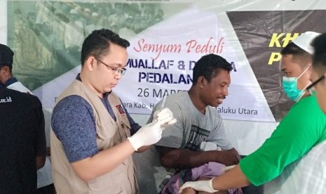 Ratusan mualaf suku Togutil di pedalaman Halmahera Timur mendapat layanan khitanan massal dan pemeriksaan kesehatan. 