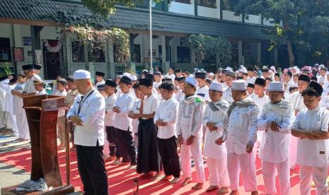 Ratusan murid SDN Pekunden, Kelurahan Pekunden, Kecamatan Semarang Tengah, Kota Semarang, Jawa Tengah, melaksanakan shola istisqa di halaman sekolah mereka, Rabu (27/9). Sholat istisqa ini digelar dalam rangkaian peringatan Maulid Nabi Muhammad SAW di lingkungan sekolah ini, Rabu (27/9/2023).