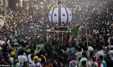 Ratusan muslim Syiah membawa replika peti mati Imam Hussein dalam prosesi Muharam di kota Allahabad, India Utara.