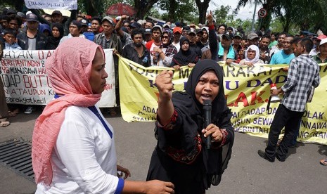 Ratusan nelayan dari Dadap yang tinggal di pesisir pantai menggelar aksi unjuk rasa di depan kantor pemerintah Kabupaten Tangerang, Banten, Senin (9/5).