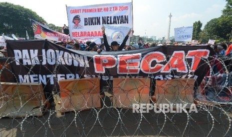  Ratusan nelayan melakukan aksi dalam rangka hari nelayan di depan Istana Merdeka, Jakarta Pusat, Rabu (6/4).