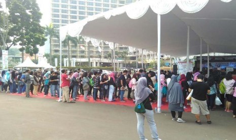 Ratusan orang antre untuk mendapatkan tanda tangan penulis novel 