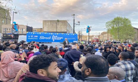 Ratusan orang bergabung dengan anggota parlemen dan perwakilan pejabat pemerintah untuk buka puasa Finsbury Park Mosque dan Muslim Welfare House di jalan yang diselenggarakan Islamic Relief, Jumat (22/4/2022). Iftar Street Party, Ratusan Orang Berbuka Puasa di Jalanan London