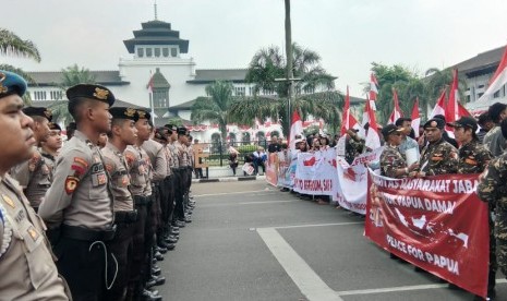 Ratusan orang dari berbagai elemen masyarakat yang tergabung dalam Forum  Masyarakat Jabar dan Papua untuk NKRI (Formas Japri) menggelar aksi unjuk rasa di depan Gedung Sate, Jalan Diponegoro, Kota Bandung, Senin (2/9).