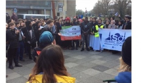 Ratusan orang ikut dalam aksi solidaritas muslim di Universitas Kent, Inggris