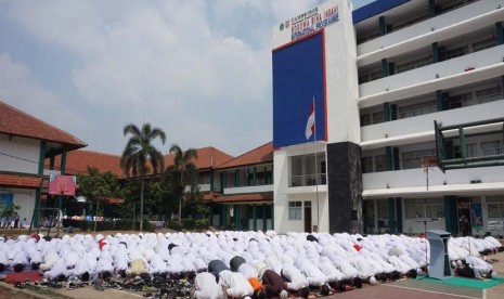 Ratusan orang melaksanakan shalat istisqa di lapangan SMA Bosowa Bina Insani, Bogor, Jumat (11/9).