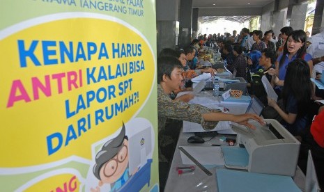 Ratusan orang melaporkan SPT Tahunan Orang Pribadi di kantor pajak Tangerang, Banten, Selasa (29/3).