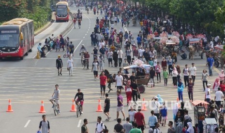  Ratusan orang memadati ruas jalan Thamrin Jakarta, Ahad (9/7) saat diberlakukannya waktu Car Free Day (CFD). 