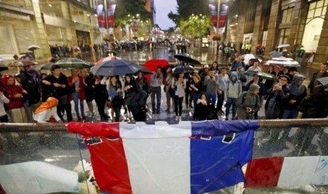  Ratusan orang menghadiri do'a bersama untuk menghormati korban serangan teroris di Paris di Martin Place Sydney.