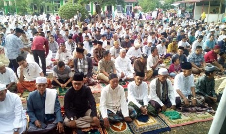 Ratusan orang menghadiri  shalat Idul Fitri di halaman kantor Kecamatan Lubuk Bagalung, Padang.