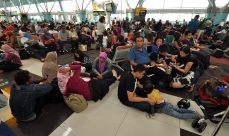 Ratusan orang menunggu penerbangan yang terlambat di ruang tunggu terminal 3 Bandar udara Soekarno Hatta, Tangerang, Banten, Rabu (18/2). PT Angkasa Pura II atau AP II menyatakan lima penerbangan yang mengalami keterlambatan (delay) kemarin di Bandara Inte