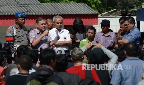 Ratusan orang tua dari anak korban vaksin palsu mendengarkan keterangan dari pihak Rumah Sakit Harapan Bunda di pelataran parkir, Jakarta, Jumat (15/7).