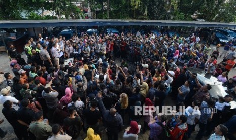 Ratusan orang tua dari anak korban vaksin palsu mendengarkan keterangan dari pihak Rumah Sakit Harapan Bunda di pelataran parkir, Jakarta, Jumat (15/7