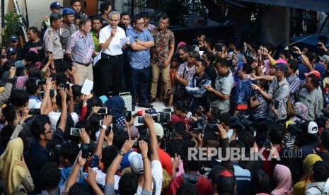 Ratusan orang tua dari anak korban vaksin palsu mendengarkan keterangan dari pihak Rumah Sakit Harapan Bunda di pelataran parkir, Jakarta, Jumat (15/7