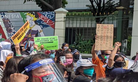 Ratusan Orang Tua Demo di depan Gedung Kementerian Pendidikan dan Kebudayaan (Kemendikbud) Senayan, Jakarta Pusat, Senin (29/6). Mereka meminta Nadiem Makarim mencabut aturan PPDB DKI Jakarta terkait indikator usia.