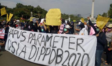 Ratusan orang tua peserta didik melakukan aksi damai menuntut dibatalkannya sistem Penerimaan Peserta Didik Baru (PPDB) Dinas Pendidikan DKI Jakarta, di depan Istana Merdeka, di Jalan Merdeka Barat, Jakarta Pusat, Jumat (3/7). 