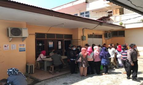 Ratusan orang tua siswa protes ke posko pengaduan PPDB, Dinas Pendidikan Sumbar karena laman PPDB tidak akurat, yang menyebabkan status kelulusan para murid tidak jelas, Senin (6/7)