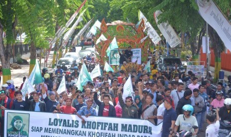 ratusan orang yang mengatasnamakan Loyalis Khofifah Madura menyampaikan dukungannya untuk siap menangkan Khofifah menjadi Gubernur Jatim 2018-2023.