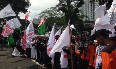 Ratusan orang yang tergabung dalam Aliansi Pergerakan Islam Jabar melakukan aksi.