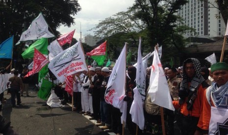 Ratusan orang yang tergabung dalam Aliansi Pergerakan Islam Jabar melakukan aksi di depan Gedung Sate meminta Ahok segera ditahan, Jumat (18/11).