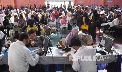 Ratusan orang tua dan calon siswa mendaftar penerimaan peserta didik baru (PPDB) 2019 tingkat SMA-SMK di SMAN 8 Bandung, Jalan Solontongan, Kota Bandung, Senin (17/6).