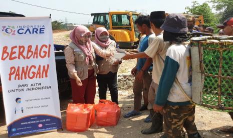 Ratusan paket makan gratis dibagikan kepada ratusan pemulung di perkampungan pemulung sekitar TPA Cipeucang, Tangerang Selatan.