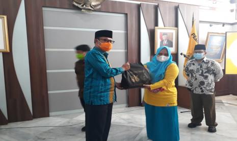 Ratusan paket sembako disalurkan untuk pasien Covid-19 yang menjalani isolasi mandiri (Isoman) di Kota Sukabumi. Paket sembako yang berasal dari organisasi profesi kesehatan yang ada di Kota Sukabumi imi diharapkan membantu warga terdampak Covid-19