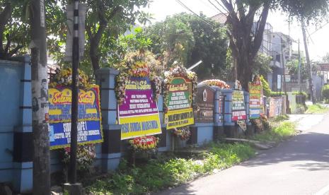 Ratusan papan karangan bunga ucapan selamat berjejer di halaman kantor Persatuan Wartawan Indonesia (PWI) Kota Depok, sebagai ucapan selamat atas terpilihnya wartawan Republika, Rusdy Nurdiansyah, sebagai Ketua PWI Kota Depok periode 2021-2024. 