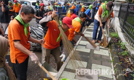 Ratusan pegawai PT POS Indonesia melakukan operasi bersih pada acara 