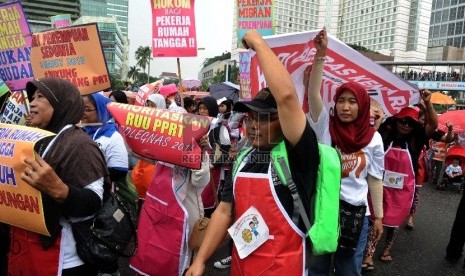  Ratusan Pekerja Rumah Tangga (PRT) migran melakukan aksi unjuk rasa di Bundaran Hotel Indonesia , Jakarta, Ahad (8/3).   (Republika/Tahta Aidilla)