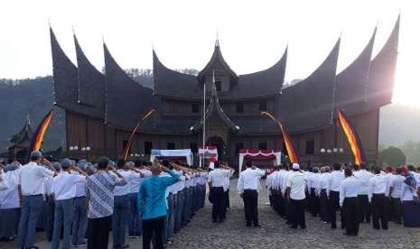 Ratusan pelajar dan perwakilan pegawai BUMN di Sumbar mengikuti upacara peringatan kemerdekaan ke-73 RI di halaman Istana Baso Pagaruyung di Tanah Datar, Sumbar, Jumat  (17/8). 