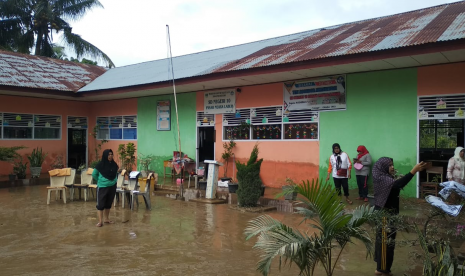 Ratusan pelajar di SD N 10 Pasar Muara Labuh batal ikut ujian akhir sekolah karena bangunan sekolah terendam banjir, Sabtu (14/12)