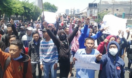 Ratusan pelajar SMK di Surabaya turut mengikuti aksi bersama gabungan Badan Eksekutif Mahasiswa (BEM) se-Surabaya di gedung DPRD Jatim, Jalan Indrapura, Surabaya, Kamis (26/9).