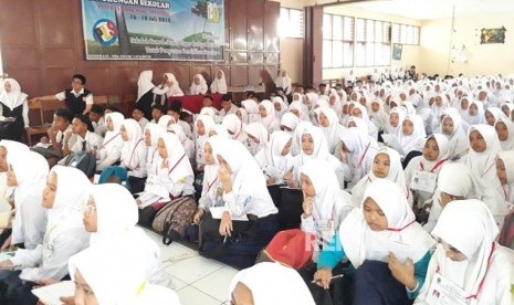 Ratusan pelajar SMK Negeri 3 Sukabumi mendapatkan materi bahaya HIV-AIDS dalam masa pengenalan lingkungan sekolah (MPLS) dari Komisi Penanggulangan AIDS (KPA) Sukabumi, Selasa (17/7).