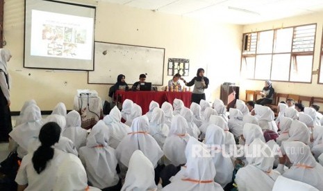 Ratusan pelajar SMK Negeri 3 Sukabumi mendapatkan materi bahaya HIV-AIDS dalam masa pengenalan lingkungan sekolah (MPLS) dari Komisi Penanggulangan AIDS (KPA) Sukabumi, Selasa (17/7).