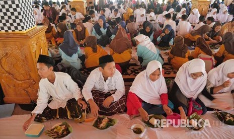 Ratusan pelajar SMP dalam sebuah acara di Pendopo Kabupaten Purwakarta.