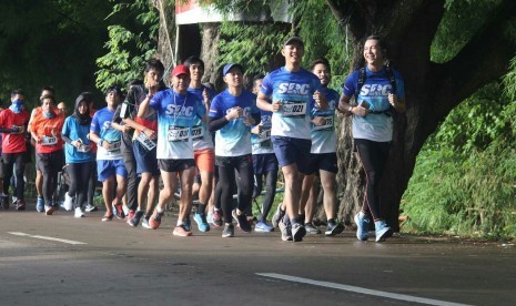 Ratusan pelari mengikuti Run for Education kerjasama antara Dompet Dhuafa dengan Serang Running Club (SRC) di Banten. Acara ini kampanye sekaligus penggalangan donasi untuk pendidikan anak-anak di Serang, Banten, Ahad (11/2).