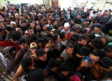 Ratusan pembeli tiket berdesakan mengantri di loket Stasiun Lempuyangan, Yogyakarta, Sabtu (3/9). Puncak arus balik terjadi pada Sabtu dan Ahad.