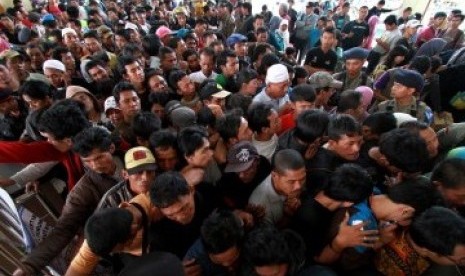 Ratusan pembeli tiket berdesakan mengantri di loket Stasiun Lempuyangan, Yogyakarta, Sabtu (3/9). Puncak arus balik terjadi pada Sabtu dan Ahad.