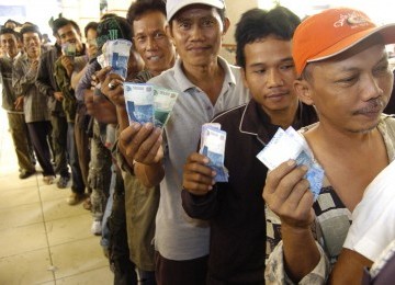 Ratusan pemudik antri untuk mendapatkan tiket kereta api saat menyambut Idul Fitri tahun lalu di Stasiun Pasar Senen, Jakarta.