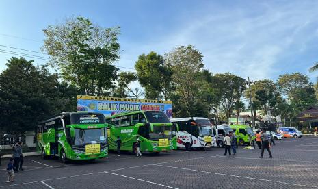  Ratusan pemudik mengikuti program balik gratis Polres Malang. Para pemudik tersebut diberangkatkan dari Mapolres Malang dan Pos Lantas Karanglo pada Jumat (28/4/2023).