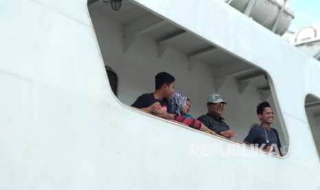 Ratusan pemudik motor gratis pada arus balik tiba di Pelabuhan Tanjung Priok, Jakarta Utara dari Pelabuhan Tanjung Emas, Semarang, Rabu (20/6). Menteri Perhubungan (Menhub) Budi Karya Sumadi menyambut para penumpang dengan memberikan balon saat turun dari kapal. 