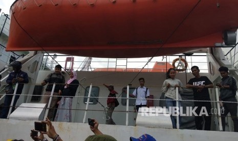 Ratusan pemudik motor gratis pada arus balik tiba di Pelabuhan Tanjung Priok, Jakarta Utara dari Pelabuhan Tanjung Emas, Semarang, Rabu (20/6). Menteri Perhubungan (Menhub) Budi Karya Sumadi menyambut para penumpang dengan memberikan balon saat turun dari kapal. 