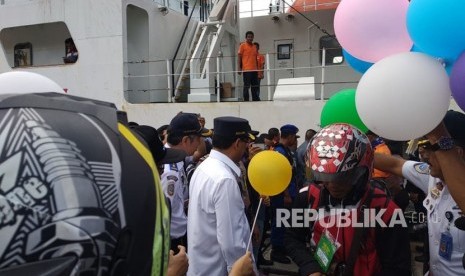 Ratusan pemudik motor gratis pada arus balik tiba di Pelabuhan Tanjung Priok, Jakarta Utara dari Pelabuhan Tanjung Emas, Semarang, Rabu (20/6). Menteri Perhubungan (Menhub) Budi Karya Sumadi menyambut para penumpang dengan memberikan balon saat turun dari kapal. 