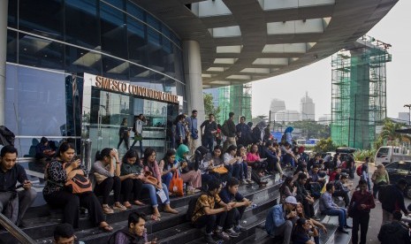 Ratusan pencari kerja melihat informasi lowongan kerja pada acara Mega Career Expo 2018 yang digelar di Gedung Smesco, Jakarta, Sabtu (7/7).