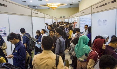 Ratusan pencari kerja melihat informasi lowongan kerja pada acara Mega Career Expo 2018 yang digelar di Gedung Smesco, Jakarta, Sabtu (7/7). 