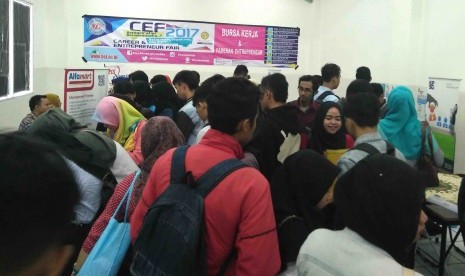 Ratusan pencari kerja memenuhi stan lowongan pekerjaan di bursa kerja AMIK BSI Bogor.    